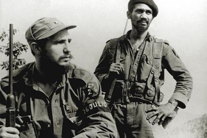 Phi - đen ca-xtơ-rô (bên trái) cùng đồng đội tại căn cứ của quân du kích Cu ba năm 1958